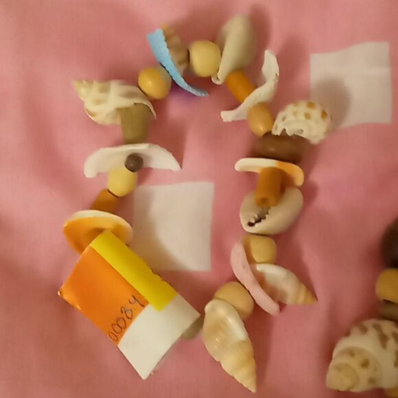 2 Surprise Beach shell 🐚 bracelet - Picture 4 of 8